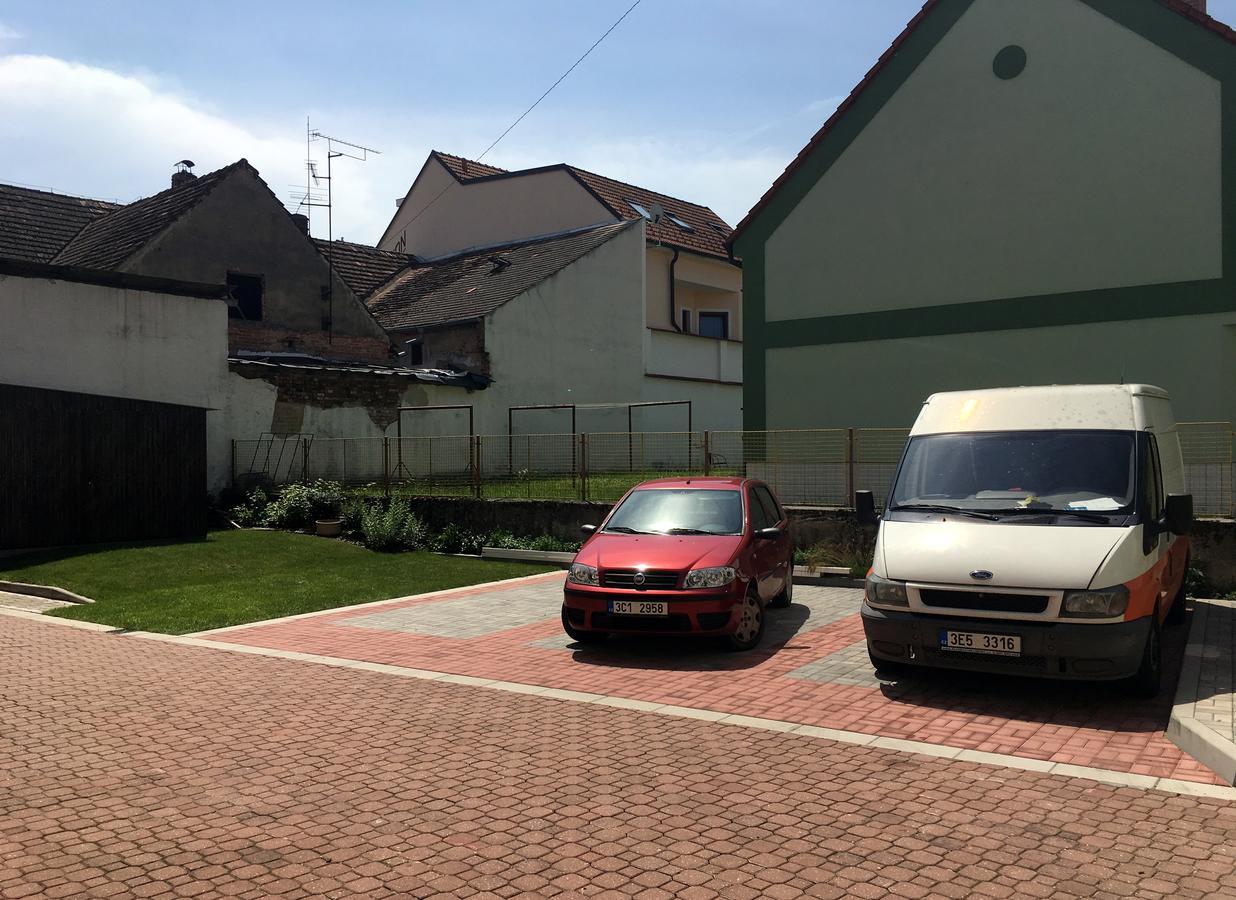 Apartmany Na Sadech Тршебонь Экстерьер фото